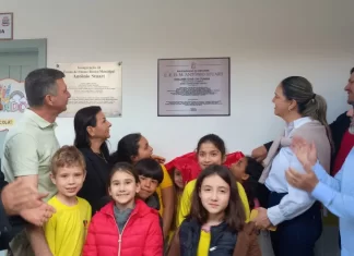 Sombrio entrega reforma histórica da Escola Antônio Stuart, que completou 103 anos