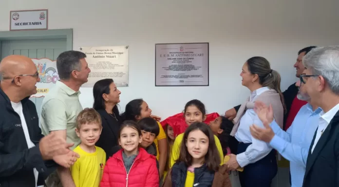 Sombrio entrega reforma histórica da Escola Antônio Stuart, que completou 103 anos