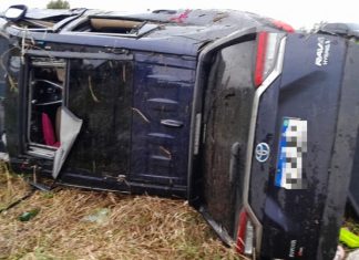 Mulher fica ferida após carro capotar na BR-101 em Araranguá