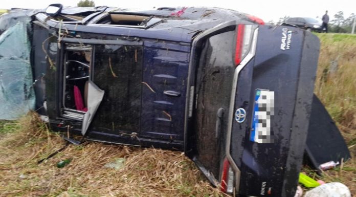 Mulher fica ferida após carro capotar na BR-101 em Araranguá