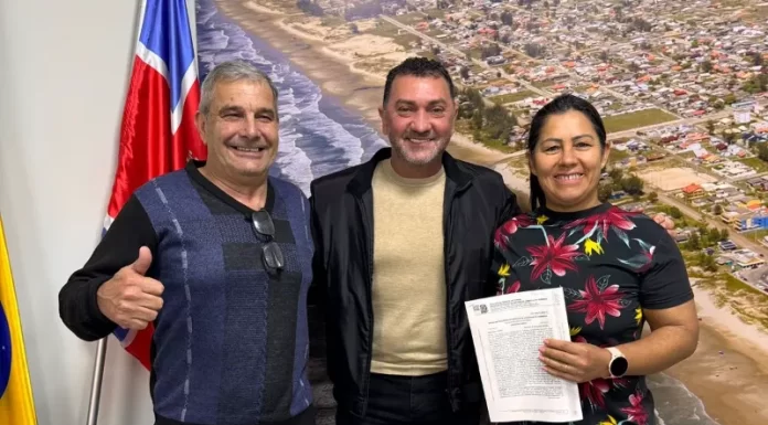 Famílias do bairro Santa Fé recebem suas escrituras em Balneário Gaivota