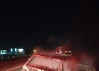Carro pega fogo às margens da BR-101 em Passo de Torres