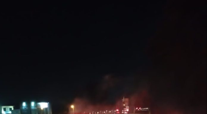 Carro pega fogo às margens da BR-101 em Passo de Torres