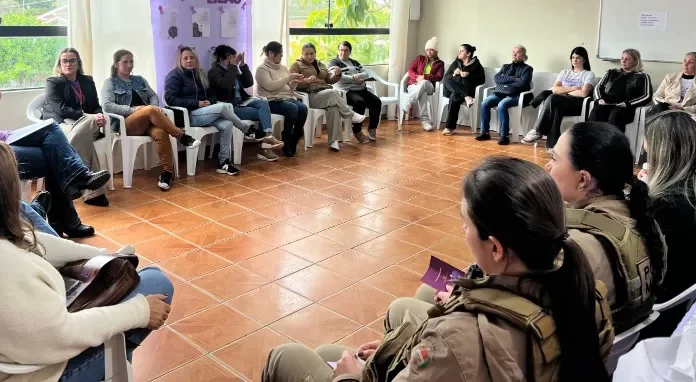 Sombrio encerra Agosto Lilás com palestra sobre os traumas da violência doméstica