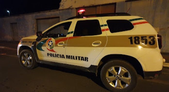 Confusão, ameaça e destruição em Sombrio terminam com briga e prisão