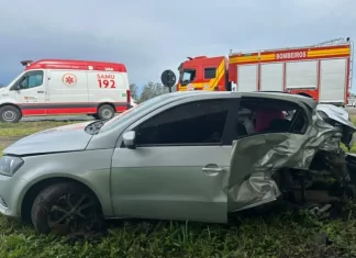 Colisão entre carro e caminhonete deixa feridos na BR-101, em Araranguá