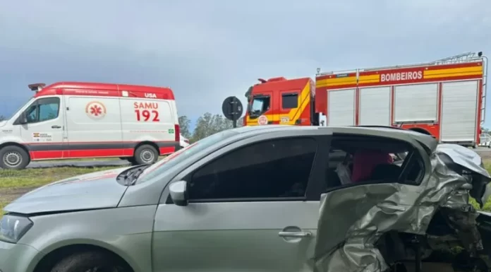 Colisão entre carro e caminhonete deixa feridos na BR-101, em Araranguá