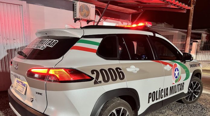 Adolescente de 14 anos agride mãe e ameaça com facas em Araranguá