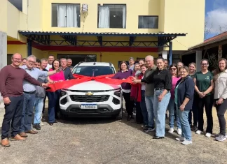 Deputado Tiago Zilli entrega carro à APAE de São João do Sul