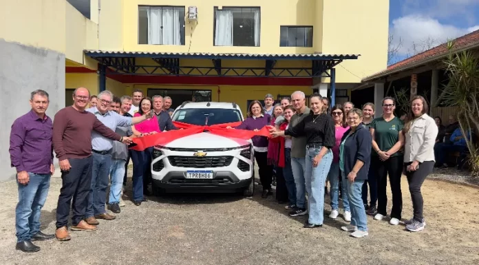 Deputado Tiago Zilli entrega carro à APAE de São João do Sul