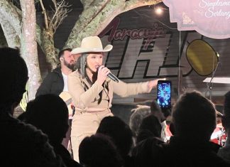 Emoção e Música: Gravação do DVD “Simplesmente Sertanejo” de Lara Porto Encanta Balneário Gaivota