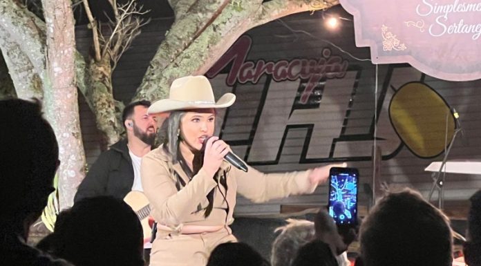 Emoção e Música: Gravação do DVD “Simplesmente Sertanejo” de Lara Porto Encanta Balneário Gaivota