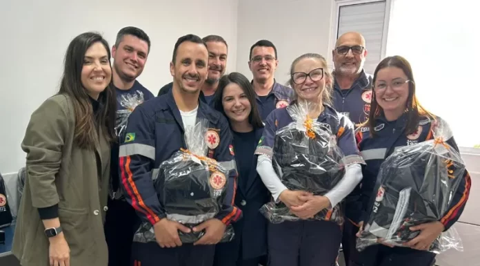 Profissionais do SAMU de Sombrio recebem novos uniformes