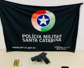 Perseguição termina com prisão, arma e mais de R$ 10 mil apreendidos em Araranguá