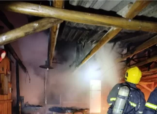 Garagem pega fogo durante a madrugada em Meleiro