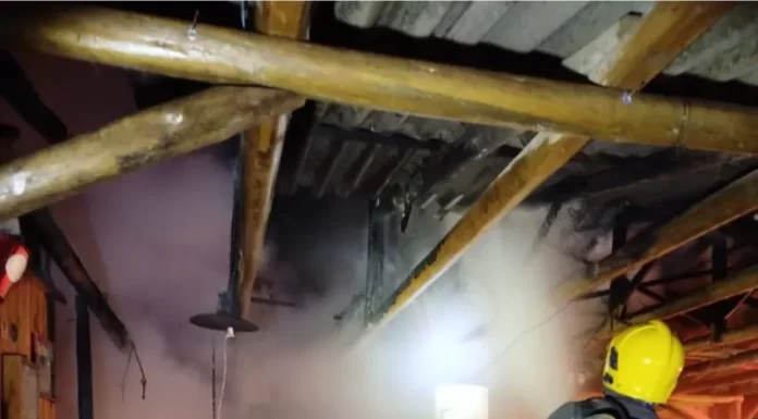 Garagem pega fogo durante a madrugada em Meleiro