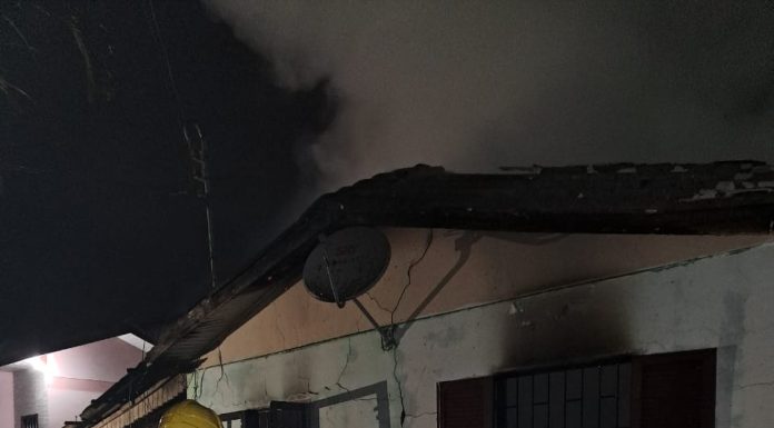 Incêndio destrói casa abandonada em Araranguá
