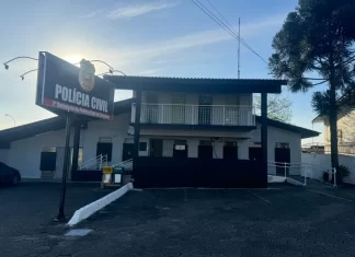 Homem é indiciado por violação sexual mediante fraude e furto de veículo em Criciúma