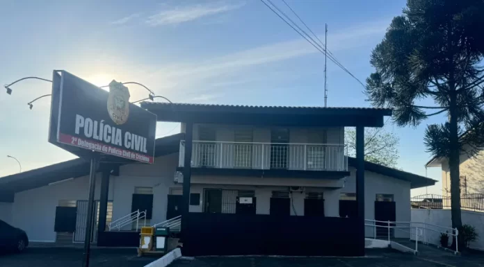 Homem é indiciado por violação sexual mediante fraude e furto de veículo em Criciúma