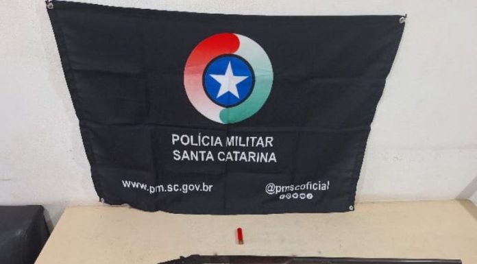 Flagrante em Santa Rosa do Sul: homem é preso com espingarda e munição em carro