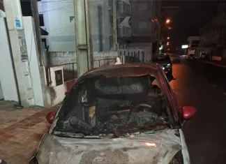 Incêndio em veículo mobiliza Bombeiros durante a madrugada em Araranguá
