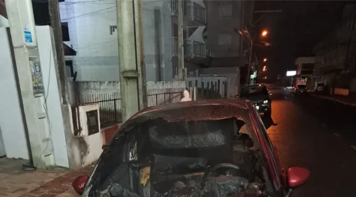 Incêndio em veículo mobiliza Bombeiros durante a madrugada em Araranguá