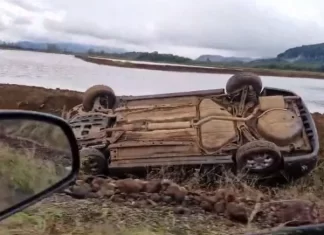 Carro capota em estrada de Jacinto Machado
