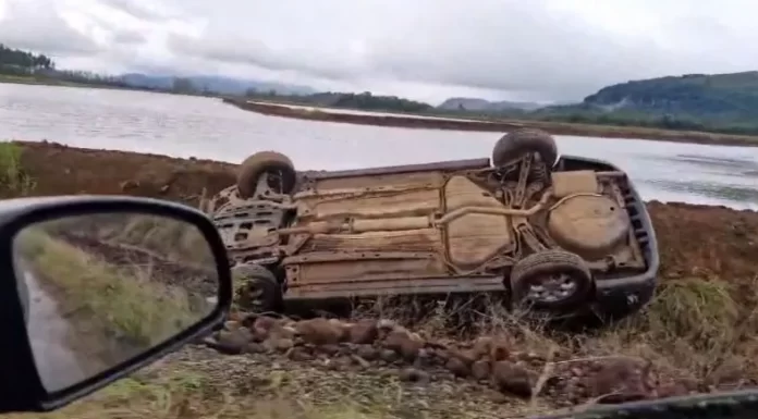 Carro capota em estrada de Jacinto Machado