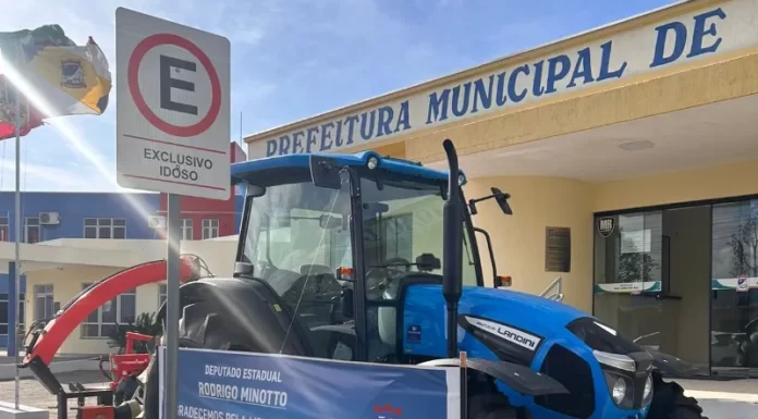 São João do Sul recebe trator e implementos para fortalecer a agricultura