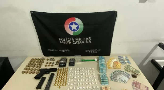 Polícia Militar prende jovem por tráfico de drogas e apreende arma de uso restrito em Araranguá