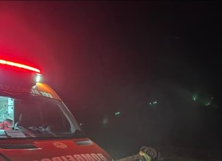 Carro capota em estrada de Turvo e jovem de 27 anos é levada ao hospital