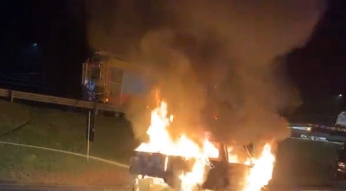 Veículo pega fogo e motorista fica ferido em acidente na BR-101, em Sombrio