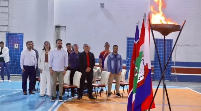 Chama Olímpica acende os Jogos Escolares de Balneário Gaivota 2025
