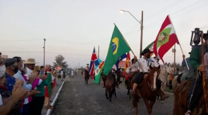 Balneário Gaivota recebe a Chama Crioula e inicia os Festejos Farroupilha