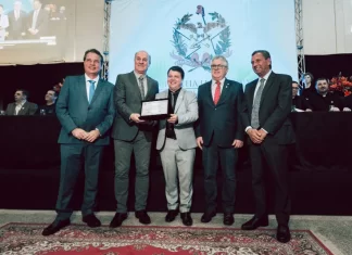 Prefeitura de Praia Grande recebe homenagem durante os 75 anos da Paróquia São Sebastião