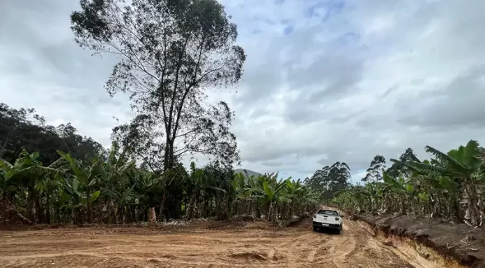 Jacinto Machado faz melhorias em estradas do interior