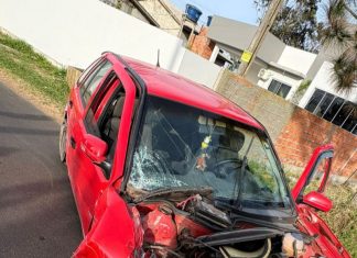 Carro bate em poste na Interpraias: passageiro fica ferido e motorista é presa por embriaguez