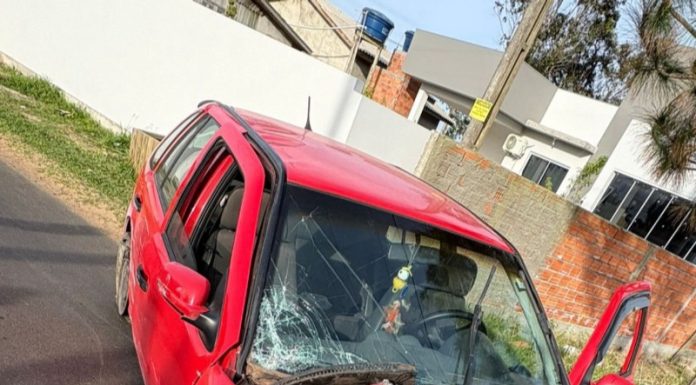 Carro bate em poste na Interpraias: passageiro fica ferido e motorista é presa por embriaguez