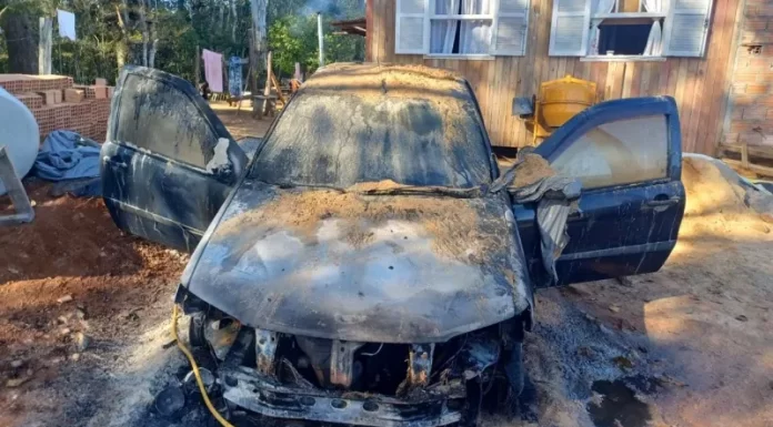 Homem é preso suspeito de incendiar carro de mulher que o denunciou em Jacinto Machado