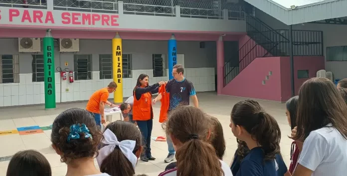 Sombrio entrega kits do programa Defesa Civil na Escola