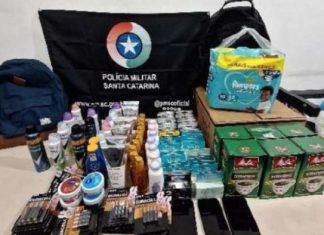 Quadrilha é flagrada com carro cheio de produtos furtados em Sombrio