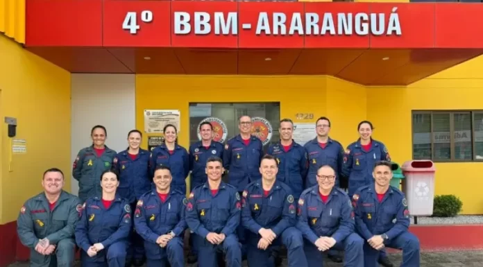 Bombeiros do 4º BBM reforçam apoio à campanha Setembro Amarelo com uso de laço amarelo