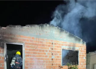 Incêndio destrói residência no bairro Rio Canoas, em Praia Grande