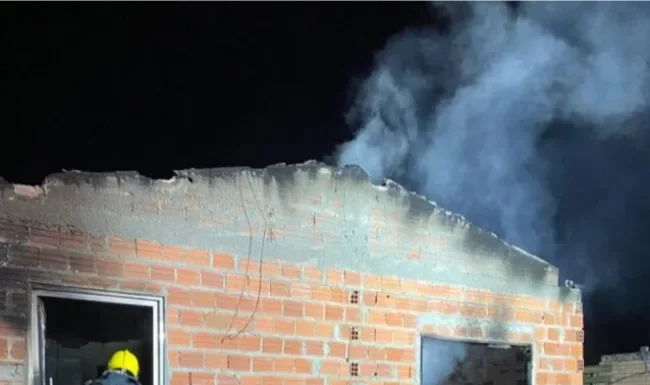 Incêndio destrói residência no bairro Rio Canoas, em Praia Grande