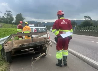 Reboque se solta e causa acidente na BR-101 em Sombrio