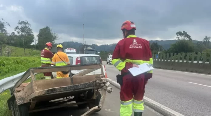 Reboque se solta e causa acidente na BR-101 em Sombrio