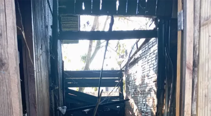 Casa pega fogo em Balneário Gaivota na tarde de sábado