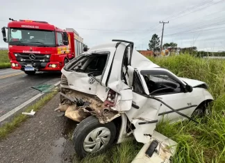 Colisão entre caminhão e dois carros deixa vítima presa em Araranguá