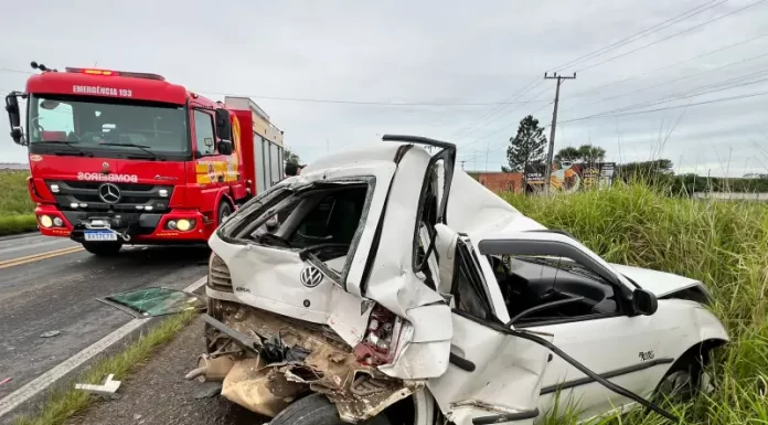 Colisão entre caminhão e dois carros deixa vítima presa em Araranguá