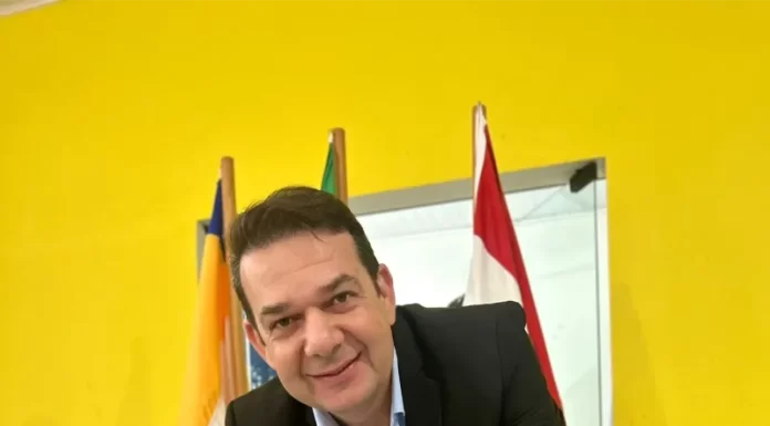 Prefeito Alex assina ordem de serviço para obras na Escola Municipal Vila Velha II em Vila Conceição